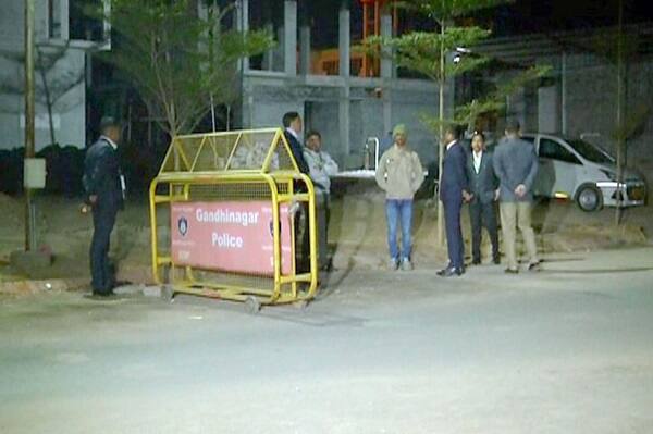 ગુરૂવારથી જ બંગલાની આસપાસ સાફ સફાઈ કરવામાં આવી હોવાની તસવીરો સામે આવી છે. એટલે એવો અંદાજ લગાવી શકાય કે નરેન્દ્ર મોદી ગમે તે ઘડીએ અહીં આવી શકે છે અને માતા હીરાબાના ખબર અંતર પૂછે તેવું અનુમાન લગાવી શકાય છે.