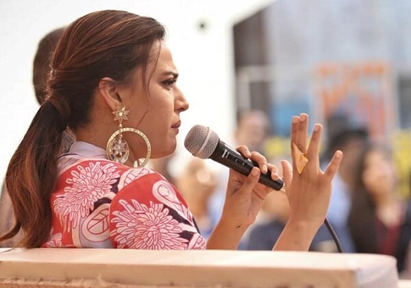 વડોદરા: ‘કોફી વિથ કરણ’ના એપિસોડમાં મહિલાઓ વિરૂદ્ધ અણછાજતી ટિપ્પણીઓ કરનારા વડોદરાના ક્રિકેટર હાર્દિક પંડ્યાને ચારે બાજુથી ટીકાઓનો સામનો કરવો પડી રહ્યો છે. ટીમમાંથી સ્થાન ગુમાવનારા હાર્દિક પંડ્યા અંગે હવે બોલિવુડની અભિનેત્રી સ્વરા ભાસ્કરે પણ નિવેદન આપ્યું છે.