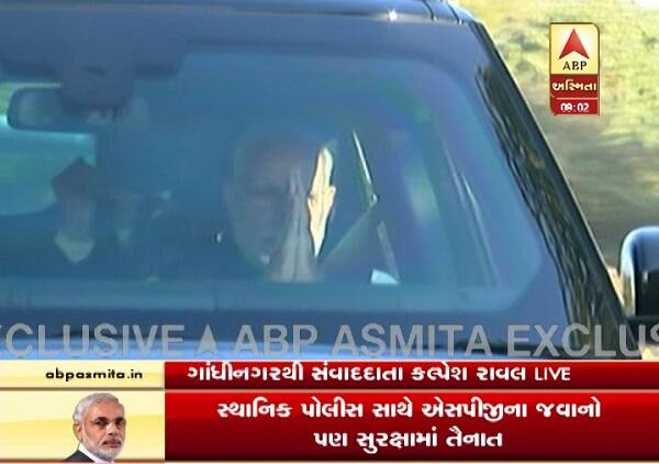 નોંધનીય છે કે, નરેન્દ્ર મોદી માતા હીરાબાને મળવા પહોંચ્યા તે પહેલાં જ તેમના નિવાસ સ્થાન આગળ સુરક્ષા વ્યવસ્થા વધુ સધન કરી દેવામાં આવી હતી. સ્થાનિક પોલીસની સાથે એસપીજી દ્વારા ચાંપતો બંદોબસ્ત ગોઠવી દેવાયો હતો. આ ઉપરાંત ગુરૂવારથી જ બંગલાની આસપાસ સાફ સફાઈ કરવામાં આવી હતી. 