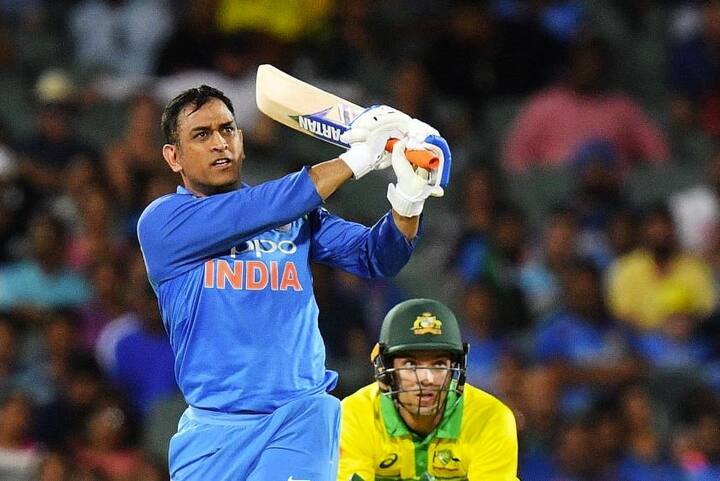 મેલબોર્ન વન ડે દરમિયાન કોમેન્ટ્રી કરી રહેલા કલાર્કે કહ્યું કે, ધોની લેમ્બોર્ગિનીથી એસ્ટન માર્ટિન બની ગયો છે. તે હજુ પણ અવિશ્વસનીય છે. તેણે કઈંક સમજૂતી કરી છે. તે ખૂબ વધારે અનુભવી છે અને તેની રમતને સારી રીતે સમજે છે. તે હજુ પણ નોન સ્ટ્રાઇક પર ઉભેલા સાથી ખેલાડીને વધારે મહત્વ આપે છે.