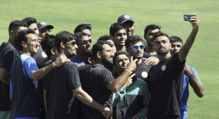 નવી દિલ્હીઃ ઓસ્ટ્રેલિયા સામે ટેસ્ટ શ્રેણીમાં ધમાકેદાર બેટિંગ કર્યા બાદ ચેતેશ્વર પૂજારાનું બેટ શાંત થઈ રહ્યું નથી. ઓસ્ટ્રેલિયાથી પરત ફર્યા બાદ તેણે સૌરાષ્ટ્ર તરફથી રમતાં શાનદાર પ્રદર્શન કરીને ટીમે રણજી ટ્રોફીની ક્વાર્ટર ફાઇનલમાં પહોંચાડીને ઇતિહાસ રચ્યો હતો.