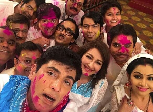 મુંબઈઃ TV સીરિયલ ‘ભાભીજી ઘર પર હૈ’ ફેમ અનીતા ભાભી એટલે કે સૌમ્યા ટંડન માતા બની ગઈ છે. રિપોર્ટ મુજબ 34 વર્ષીય સૌમ્યા ટંડને શુક્રવારે રાતે દીકરાને જન્મ આપ્યો છે. પ્રેગ્નેન્સીના કારણે સૌમ્યાએ શોમાંથી બ્રેક લીધો હતો અને ઘણા સમયથી તે શોમાંથી ગાયબ હતી.