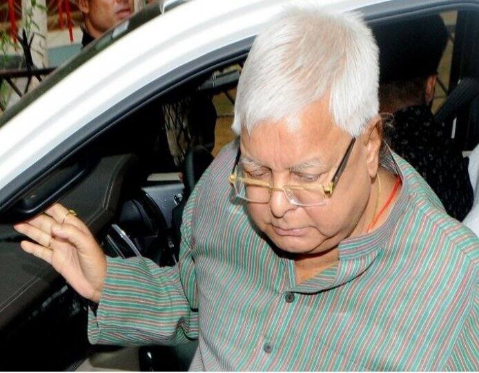 લાલૂ પ્રસાદ યાદવે પોતાના વકીલના માધ્યમથી નિયમિત જામીનનો અનુરોધ કરતા કોર્ટને કહ્યું, હું સમન્સ જાહેર થતા હાજર થયો અને હવે મારી ધરપકડ કરવાની કોઈ જરૂર નથી કારણ કે મારી અટકાયતની માંગણી તે સમયે કરવામાં આવી નહોતી જ્યારે તપાસ ચાલી રહી હતી. તમામ પૂરાવાઓ પહેલાથી જ જપ્ત કરવામાં આવ્યા છે અને ઈડીએ કોઈ સાક્ષી પર ખતરો હોવાની વાતનો ઉલ્લેખ નથી કર્યો. તેમણે એ પણ કહ્યું કે તેઓ 69 વર્ષના છે અને અસ્વસ્થ છે. 