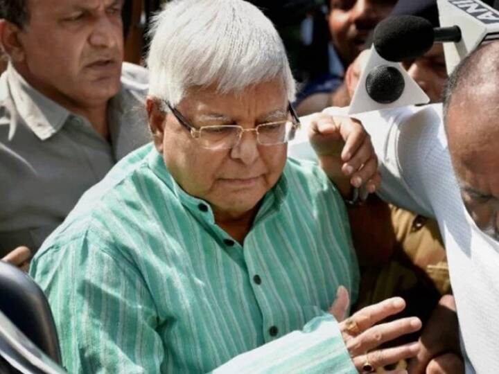 નવી દિલ્હી: આઈઆરસીટીસી કૌભાંડ સાથે જોડાયેલા એક મામલાની સુનાવણી દિલ્હીની પટીયાલા હાઉસ કોર્ટમાં શનિવારે થઈ હતી. આ મામલામાં પૂર્વ રેલવે મંત્રી લાલૂ પ્રસાદ યાદવને દિલ્હીની પટીયાલા હાઉસ કોર્ટે જામીન આપી દિધા છે. તેમને 1 લાખ રૂપિયાના બોન્ડ પર જામીન મળ્યા છે. 