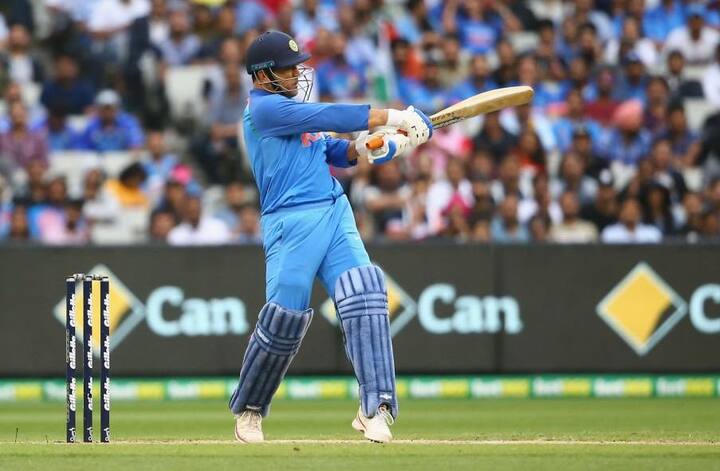 ઓસ્ટ્રેલિયામાં ટીમ ઈન્ડિયાએ ત્રણ વન ડે મેચની શ્રેણી 2-1થી જીતી હતી. ત્રીજી મેચમાં મેન ઓફ ધ મેચ રહેનાર યઝુવેન્દ્ર ચહલ અને મેન ઓફ ધ સીરિઝ જાહેર થયેલા મહેન્દ્ર સિંહ ધોનીને 500-500 ડોલર (આશરે 35,000 રૂપિયા) આપવામાં આવ્યા હતા. આ બંને ખેલાડીઓએ રકમ દાન કરી દીધી હતી.