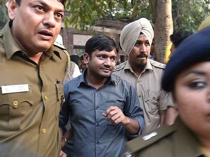 નવી દિલ્હી: દેશદ્રોહ જેવા ગંભીર આરોપોનો સામનો કરી રહેલા કન્હૈયા કુમાર અને ત્રણ અન્ય સામે દિલ્હી સરકાર મંજૂરી વગર ચાર્જશીટ દાખલ કરવા પર દિલ્હીની પટીયાલા હાઉસ કોર્ટે દિલ્હી પોલીસને ફટકાર લગાવી છે. દિલ્હી પોલીસે ફરીથી ચાર્જશીટ દાખલ કરવા માટે 6 ફેબ્રુઆરી પહેલા દિલ્હી સરકારની મંજૂરી લેવી પડશે, ત્યારબાદ કોર્ટ તેના પર સુનાવણી કરશે. કોર્ટે દિલ્હી પોલીસને પૂછ્યું કે આ મામલામાં ચાર્જશીટ દાખલ કર્યા પહેલાં કેજરીવાલ સરકારની મંજૂરી શા માટે ન લેવામાં આવી? કોર્ટે પૂછ્યું કે શું તમારી પાસે લીગલ ડિપાર્ટમેન્ટ નથી? કોર્ટે કહ્યું કે જ્યાં સુધી દિલ્હી સરકાર આ મામલામાં ચાર્જશીટ દાખલ કરવાની પરવાનગી ન આપે ત્યાં સુધી તે આ મામલે સંજ્ઞાન લેશે નહીં. 