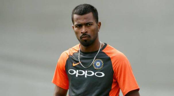 નવી દિલ્હીઃ એક ટીવી કાર્યક્રમમાં મહિલાઓ પર વાંધાજનક કોમેન્ટને લઈ સસ્પેન્ડ કરવામાં આવેલા ટીમ ઈન્ડિયાના પ્લેયર્સ હાર્દિક પંડ્યા અને કેએલ રાહુલ માટે થોડા રાહતના સમાચાર છે. બીસીસીઆઈના કાર્યકારી ચેરમેન સીકે ખન્નાએ શનિવારે CoAને હાર્દિક પંડ્યા અને કેએલ રાહુલ પરથી પ્રતિબંધ હટાવવાનો આગ્રહ કર્યો છે. ખન્નાએ આ મામલે SGM બોલાવવાની ના પાડી દીધી છે.