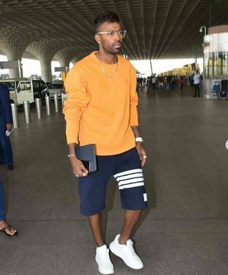 મુંબઈઃ કોફી વિથ કરણમાં મહિલાઓ પર વિવાદિત ટિપ્પણી કર્યા બાદ ભારતીય ટીમમાંથી સસ્પેન્ડ કરી દેવામાં આવેલો બરોડાનો ક્રિકેટર હાર્દિક પંડ્યા ભારત પરત ફર્યા બાદ જાહેર જીવનથી દૂર હતો. પરંતુ 19 જાન્યુઆરીએ તે મુંબઈના છત્રપતિ શિવાજી ઈન્ટરનેશનલ એરપોર્ટ પર જોવા મળ્યો હતો.