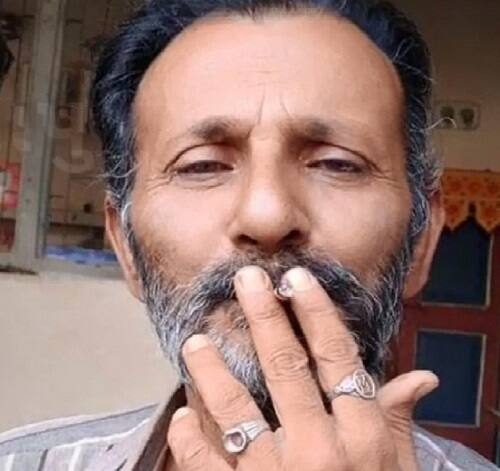 રાજકોટ: રાજકોટના હડાળા ગામે અંધશ્રદ્ધાનો કિસ્સો સામે આવ્યો છે. એક બાબા બીડીના ધુમાડે શરીરમાં ઘર કરી ગયેલા જટીલ રોગોનું નિવારણ કરવાનો દાવો કરી રહ્યા છે. આ બાબાને ત્યાં દુખ દુર કરવા રોજ હજારોની સંખ્યામાં દર્દીઓ આવતા હોય છે. બાબાનો દાવો છે કે, તે કેન્સર જેવી જટિલ બીમારી પણ આ ધુપ લીધા બાદ 15 દિવસમાં ગાયબ થઈ જાય છે. 