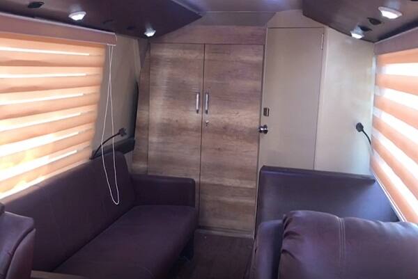 આ હાઈટેક બસમાં સોફા, કબાટ સહિત ટીવીની પણ વ્યવસ્થા છે. એટલું જ નહીં બસની ચારે બાજુ સ્પીકરની પણ વ્યવસ્થા કરવામાં આવી છે. અલ્પેશ ઠાકોર આ હાઈટેક બસમાં રહીને જ સંબોધન કરી શકે તે માટેની વ્યવસ્થા કરવામાં આવી છે.