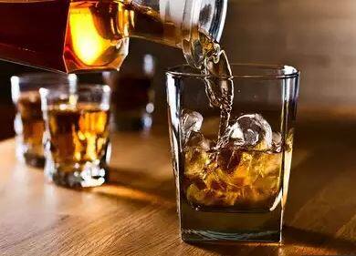 અરજદારના વકીલ દેવેન પરીખે જણાવ્યું હતું કે, જાહેર આરોગ્યના હેતુસર ગુજરાત સરકારે અત્યંત આકરો કાયદો બનાવ્યો છે જે મુજબ કોઈ માણસ પોતાના ઘરની ચાર દિવાલની વચ્ચે કોઈ ત્રીજાને નુકસાન કે ખલેલ પહોંચાડ્યા વિના શરાબને એક-બે પેગ મારે તો પણ તેને કોઈ બળાત્કારી કે ખૂનીની સમકક્ષ ગણીને તેટલી જ આકરી સજા કરાય છે. આનાથી જાહેર આરોગ્યની જાળવણીનો હેતુ બર આવતો જ નથી. ચાર મિત્રો ભેગા થઈને બંધ બારણે પોતાની રીતે એન્જોય કરે તેના માટે આટલી આકરી સજા વધુ પડતી છે અને હાઈકોર્ટે નશાબંધીના આ ભયંકર આકરા કાયદાની સમીક્ષા કરવી જોઈએ એટલી જ અમારી માગણી છે.