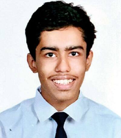 સુરત: જેઈઈ મેઈન દ્વારા લેવાયેલી પરીક્ષાના પરિણામ શનિવારે સાંજે જાહેર કરવામાં આવ્યું હતું. દેશભરના 8 લાખ 74 હજાર 469 વિદ્યાર્થીઓએ પરીક્ષા આપી હતી. શનિવારે જાહેર થયેલા પરીક્ષાના પરિણામમાં દેશભરમાં મધ્યપ્રદેશનો યુવાન ધ્રુવ અરોરાએ પ્રથમ ક્રમ મેળવ્યો છે. જ્યારે ગુજરાતમાંથી સુરતના વિદ્યાર્થીએ રાઘવ સોમાણીએ પ્રથમ ક્રમ મેળવ્યો છે. 