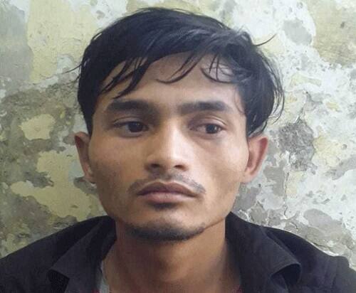 મુંબઈ: મુંબઈમાં લોકલ ટ્રેનથી મુસાફરી કરનારા મુસાફરો પર કેમિકલ એટેકનું જોખમ વધી રહ્યું છે. અત્યાર સુધી મુસાફરોના પર્સ અને દાગીના તથા મોબાઈલ તફડાવનારા ચોરો અને બદમાશોએ હવે આ નવી જોખમી ટેકનિક અજમાવી રહ્યા છે. આ બદમાશો હવે મોટાભાગે મહિલાઓને પોતાનો શિકાર બનાવી રહ્યાં છે.