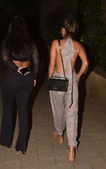 નેહા અને આયશા બન્નને જન્મ બિહારના ભાગલપુરમાં થયો છે અને અભ્યાસ દિલ્હીમાં કર્યો હતો. આયશાએ એમિટી યુનિવર્સિટીમાંથી એન્જીનિયરિંગનો અભ્યાસ કર્યો છે. આયશાના પરિવારજનોએ તેને પોતાના બધાં જ સપનાં પૂરા કરવાની છૂટ આપી હતી જોકે તેમનું કહેવું હતું કે તે પહેલા પોતાનો અભ્યાસ પૂરો કરે. 