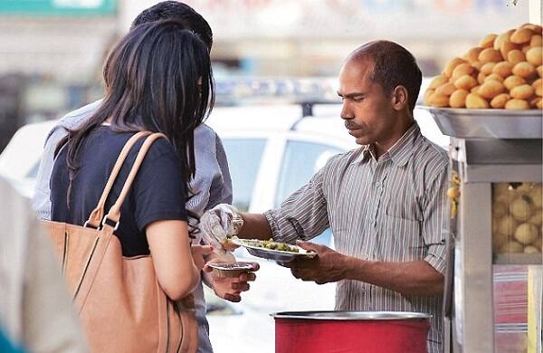 ત્યાર બાદ અજાણ્યા શખ્સોએ પરિવાર સાથે પણ ઝઘડો કરીને તેમને પણ માર મારીને ફરાર થઈ ગયા હતાં. પહેલા આ યુવાનો સામે યુવતીએ ફરિયાદ નોંધાવી ન હતી. પરંતુ પરિવારજનોએ હિંમત આપી એટલે યુવતીએ ચારેય યુવાનો સામે લિંબાયત પોલીસ મથકમાં ફરિયાદ નોંધાવી હતી. હાલ પોલીસ આ મામલામાં ફરાર યુવાનોને શોધખોણ કરી રહી છે.