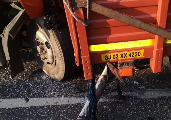 નડિયાદ-ડાકોર હાઈવે પર એક ટ્રક આગળનાં ટ્રક સાથે ધડાકાભેર અથડાઇ હતી. જેના કારણે પાછળની એટલે જે ટ્રક અથડાઇ તે ટ્રકનો આગળનો ભાગ તુટી ગયો હતો જેના કારણે ટ્રક ચાલકનું ઘટનાસ્થળે મોત નિપજ્યું હતું. 