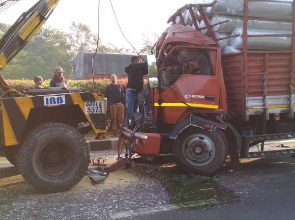 આ અકસ્માત સર્જાતાની સાથે આસપાસનાં લોકો ઘટનાસ્થળે દોડી આવ્યા હતાં અને અકસ્માત અંગે પોલીસને જાણ કરી હતી. બે ટ્રકો વચ્ચે અકસ્માત થતાં પાછળથી ઘૂસી ગયેલા ટ્રકનો આગળના ભાગનો કચ્ચરઘાણ નીકળી ગયો હતો. 