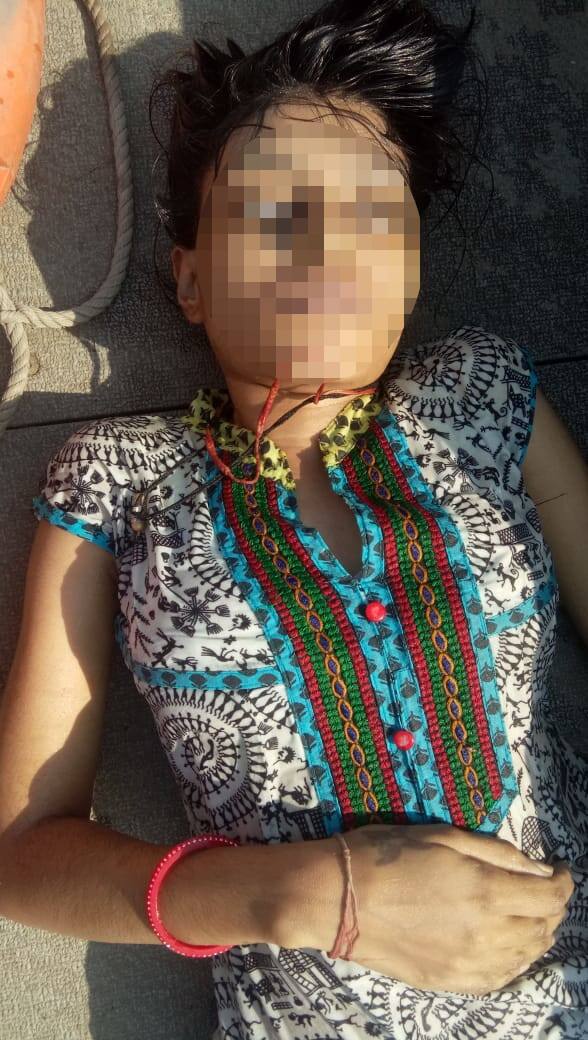 અમદાવાદઃ શહેરના ખાનપુરમાં રિવરફ્રન્ટ વોક વે પરથી એક 22 વર્ષની યુવતીએ નદીમાં ઝંપલાવીને આપઘાત કરી લેતા ચકચાર મચી ગઈ હતી. મૃતક યુવતી ભરૂચની રહેવાસી હતી અને ત્રણ દિવસ પહેલા જ છૂટાછેડા થયા હતા. આ મામલે રિવરફ્રન્ટ પોલીસે તપાસ હાથ ધરી છે.