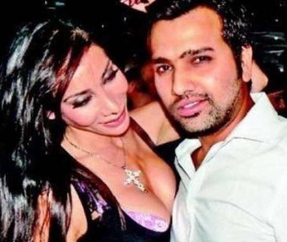 સોફિયા હયાતે કહ્યું, ભાતીય ક્રિકેટર તેના પર મરતા હતા અને તે દિવસોમાં તેઓ સાથે જ રહેતા હતા. સોફિયાએ ત્યાં સુધી દાવો કર્યો છે કે રોહિતે પ્રથમ મુલાકાત, જે લંડનમાં યોજાઈ હતી, ત્યાં જ તેણે કિસ કરી હતી. તેણે કહ્યું, અમારા વચ્ચે બધુ ઠીક ચાલી રહ્યું હતું, પરંતુ એક વખતે રોહિતે કેટલાક લોકોને મારો પરિચય તેના ફેન તરીકે આપ્યો, ત્યારબાદ મારૂ દિલ તુટી ગયું હતું. અહીંથી અમારા સંબંધોમાં કડવાશ શરૂ થઈ.