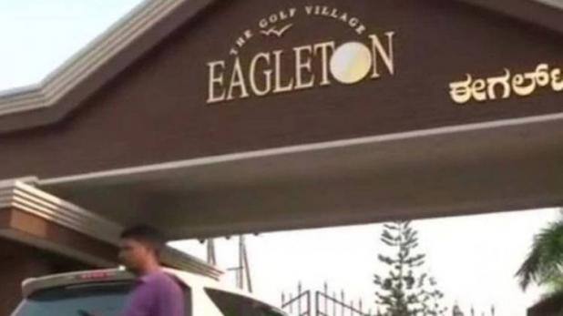 આ પહેલા કોંગ્રેસ અને જનતા દળ સેક્યુલરએ ભારતીય જનતા પાર્ટી પર ધારાસભ્યોને ખરીદવાનો આક્ષેપ મૂક્યો હતો. સ્થાનિક મીડિયાના અહેવાલો અનુસાર, કોંગ્રેસના ધારાસભ્યો વચ્ચે બેંગલુરૂના ઇગલટન રિસોર્ટમાં મારામારી થઈ હતી. આ એ જ ઇગલટન રિસોર્ટ છે, જ્યાં ગુજરાતમાં રાજ્યસભાની ચૂંટણી પહેલાં કોંગ્રેસના ધારાસભ્યોને ભાજપ ખરીદી ન લે તેના ડરે કોંગ્રેસે ધારાસભ્યને રાખ્યા હતા.