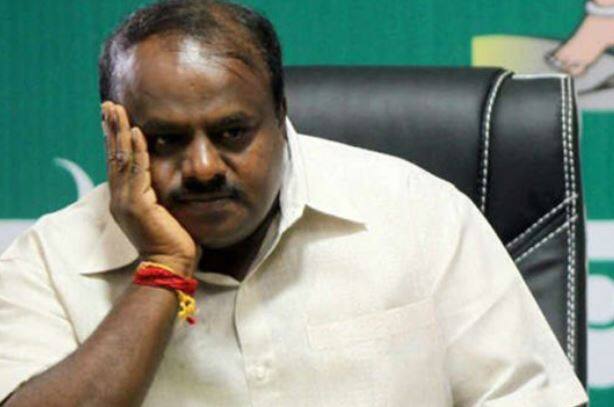 અહેવાલ મુજબ, કોંગ્રેસના ધારાસભ્ય જે.એન. ગણેશે પોતાના સાથી આનંદ સિંહના માથામાં બોટલ મારી દેતા તેમને હૉસ્પિટલમાં દાખલ કરવાની ફરજ પડી હતી. છેલ્લા બે દિવસથી ભાજપ કોંગ્રેસના ધારાસભ્યોને તોડે નહીં તેની બીકે કોંગ્રેસ દ્વારા આ રિસોર્ટમાં તમામ ધારાસભ્યોને રાખવામાં આવ્યા હતા.