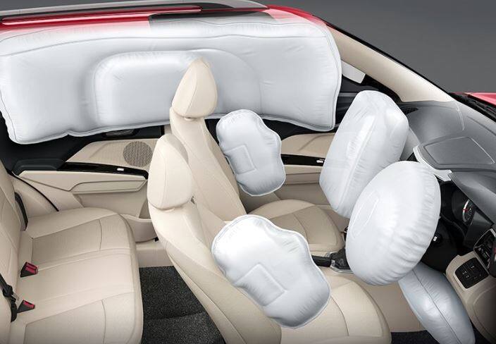 કંપનીએ જણાવ્યું છે કે, XUV 300 પેટ્રોલ અને ડીઝલ બંને એન્જિન ઓપ્શનમાં અવેલેબલ હશે. તેમાં 1.5 લીટર ડીઝલ એન્જિન અને 1.2 લીટર પેટ્રોલ એન્જિન મળશે. 1.5 લીટર ડીઝલ એન્જિન 300 nm ટોર્ક અને 1.2 લીટર પેટ્રોલ એન્જિન 200 nm ટોર્ક જનરેટ કરે છે. મહિન્દ્રા XUV 300ના ચાર વેરિઅન્ટ W4, W6, W8 અને W8 (O) લોન્ચ થશે. તેની કિંમત અંદાજે 8થી 12 લાખ રૂપિયાની વચ્ચે હોઇ શકે છે.