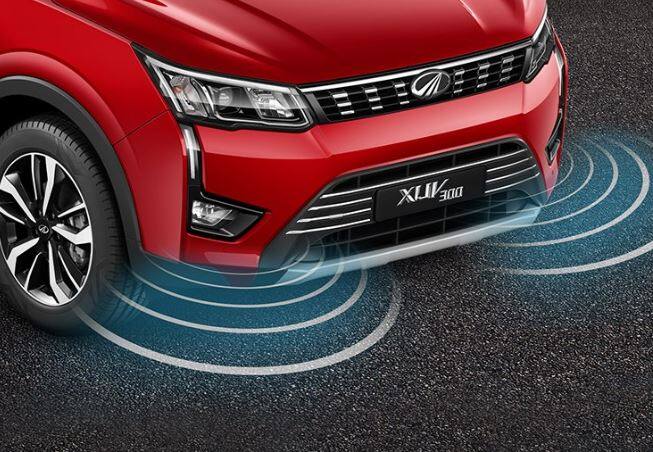 મહિન્દ્રા XUV 300માં પ્રોજેક્ટર હેડલેમ્પ, LED ડીઆરએલ્સ, મોટી ટચસ્ક્રીન ઇન્ફોટેનમેન્ટ સિસ્ટમ, ઓલ-વ્હીલ ડિસ્ક બ્રેક, 7 એર બેગ્સ સહિતના ફીચર્સ મળશે. આ નવી કોમ્પેક્ટ એસયુવીમાં સનરૂણ અને રૂફ રેલ્સ પણ મળશે. સેફ્ટી ફીચર્સ તરીકે મહિન્દ્રા XUV 300માં ડ્યુઅલ એરબેગ, એબીએસ અને ઇબીડી સ્ટાન્ડર્ડ રીતે આપવામાં આવ્યા છે. તે સિવાય XUV 300માં રિવર્સ પાર્કિંગ સેન્સર અને રિવર્સ પાર્કિંગ કેમેરા પણ મળશે.