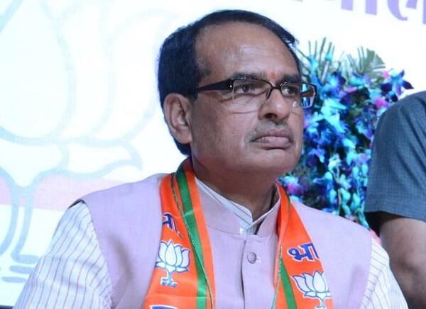 નવી દિલ્હીઃ રવિવારે ભાજપ દ્વારા દિલ્હીનાં રામલીલા મેદાનમાં યુવા વિજય સંકલ્પ મહારેલીનું આયોજન કરવામાં આવ્યું હતું. આ રેલી દરમિયાન મધ્યપ્રદેશના પૂર્વ મુખ્યમંત્રી શિવરાજ સિંહ ચૌહાણે આગામી લોકસભાની ચૂંટણી માટે વિપક્ષ દ્વારા કરાયેલા ગઠબંધનને વર વિનાની જાન કહ્યું હતું. વધુમાં તેમણે કહ્યું હતું કે, આ ગઠબંધન ક્યા સુધી ટકી રહેશે તેનું કોઈ જ ઠેકાણું નથી.