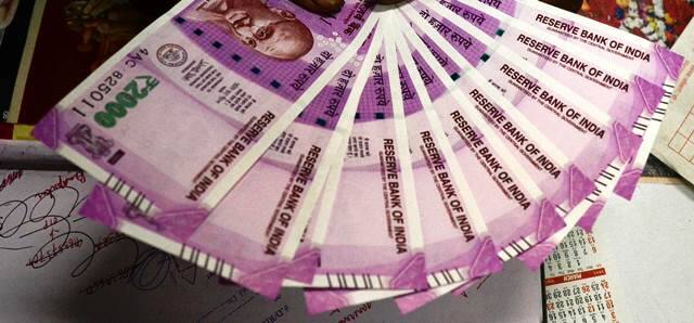 આ અહેવાલ અનુસાર, ભારતમાં હાલના 13.6 કરોડ લોકો જે દેશની જનસંખ્યાના 10 ટકા ગરીબ છે, તે આજે પણ દેવાદાર છે. જણાવીએ કે, Oxfamનો આ અહેવાર દાવોસમાં થનારી વર્લ્ડ ઈકોનોમિક ફોરમ પહેલા સામે આવ્યો છે.