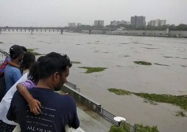 રિવરફ્રન્ટ પોલીસ હાલ યુવતીનાં પરિવાર જનોની પૂછપરછ કરી રહી છે. આપઘાત સ્થળની આસપાસનાં સીસીટીવી ફુટેજ જોવાની પણ તજવીજ હાથ ધરવામાં આવી છે. નદીમાં ઝંપલાવતાં જ આસપાસના લોકો ઘટનાસ્થળે દોડી આવ્યા હતાં.