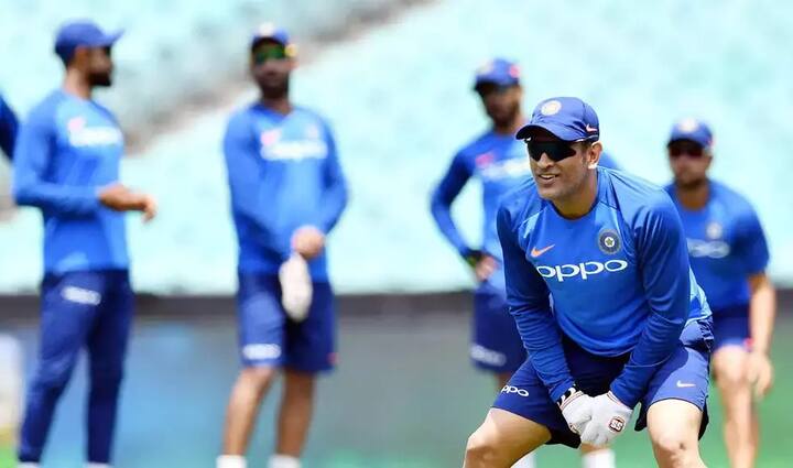 ભારતીય ટીમના પૂર્વ ક્રિકેટર સંજય માંજરેકરે એક ક્રિકેટ મીડિયાની સાથેની વાતચીતમાં કહ્યું કે, આજકાલ મહેન્દ્ર સિંહ ધોનીનું સૉફ્ટવેર તો સારુ એવુ કામ કરી રહ્યું છે, પણ હાર્ડવેરમાં પહેલા જેવી તાકાત નથી રહી.