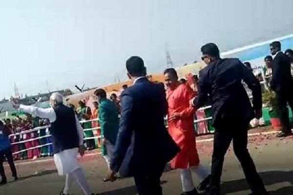 ત્યારે નટુ પટેલ પણ મોદીની પાછળ સાથે-સાથે ચાલી રહ્યાં હતાં. જોકે જે જોતાં મોદીના સિક્યુરિટી ગાર્ડે તેમનો હાથ ખેંચી સાઈડમાં કરી દીધા હતા જેની તસવીરો સોશિયલ મીડિયામાં વાયરલ થઈ હતી.