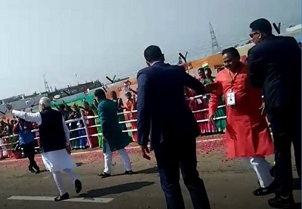 ઉલ્લેખનીય છે કે, શનિવારે સેલવાસ પહોંચેલા મોદીએ 150 સીટ ધરાવતી મેડિકલ કોલેજનું ખાતમુહૂર્ત કર્યું હતું. ત્યાર બાદ તેઓ ત્યાંથી સંઘ પ્રદેશ દાદરા નગર હવેલી અને દમણ પહોંચ્યા હતા જ્યાં 200 કરોડના વિકાસ કામોનું લોકાર્પણ કર્યું હતું.