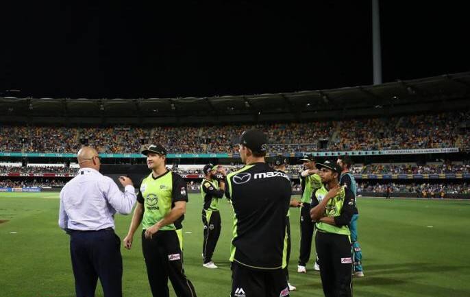 આ દરમિયાન મેદાનના એકભાગમાં ફ્લડલાઇટની બત્તી ગુલ થઇ ગઇ. એક કલાક સુધી મેચ શરૂ ના થઇ શકવાના કારણે બાદમાં બન્ને ટીમોની વચ્ચે પૉઇન્ટ વહેંચી દેવામા આવ્યા હતા. આમ મેચને રદ્દ કરવામાં આવી હતી. 