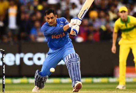 નવી દિલ્હી: મહેંદ્ર સિંહ ધોની માટે વર્ષ 2019ની શરૂઆત શાનદાર સાબીત થઈ છે. ઓસ્ટ્રેલિયા સામે રમાયેલી વન-ડે સિરીઝમાં ધોનીએ ત્રણેય મેચમાં અડધી સદી ફટકારી મેન ઑફ ધ સિરીઝ બન્યો હતો. ઘણા લાંબા સમય બાદ આક્રમક બેટિંગ કરી ધોનીએ ટીકાકારોને જડબાતોડ જવાબ આપ્યો છે. 