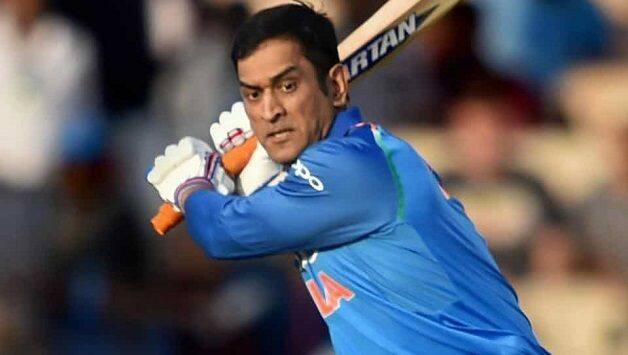 ન્યૂઝીલેન્ડ સામે ન્યૂઝીલેન્ડમાં સૌથી વધારે રન બનાવાના મામલે ધોની 456 રન સાથે ત્રીજા ક્રમ પર છે. આ યાદીમાં સચિન 652 રન સાથે પ્રથમ ક્રમે છે, જ્યારે બીજા સ્થાન પર સહેવાનના 598 રન છે. ઘોની આ સિરિઝમાં 197 રન બનાવશે તો સચિન તેંડૂલકર કરતા આગળ નીકળી જશે. 