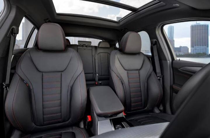 xDrive20d વેરિયન્ટમાં 2 લીટર એન્જિન, 4 સિલિન્ડર ડીઝલ એન્જિન આપવામાં આવ્યું છે. જે 188 bhpનો પાવર અને 400 Nm ટોર્ક જનરેટ કરે છે. આ વેરિયન્ટ 8 સેકન્ડમાં 0 થી 100 કિલોમીટર પ્રતિ કલાકની સ્પીડ પકડી શકે છે.