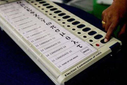 હેકરના આ ખુલાસા બાદ નરેંદ્ર મોદી સરકારમાં મંત્રી મુખ્તાર અબ્બાસ નકવીએ કહ્યું, ઈવીએમ ક્યારેય હેક ન થઈ શકે. ઈવીએમને લઈને કૉંગ્રેસ ખોટો પ્રચાર કરી રહ્યું છે. હાર પર હેકિંગને લઈને હોરર શો બનાવવામાં આવી રહ્યો છે. મુખ્તાર અબ્બાસ નકવીએ કાર્યક્રમમાં કપિલ સિબ્બલની હાજરીને લઈને પણ સવાલો ઉઠાવ્યા છે. 