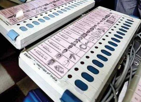 ઉલ્લેખનીય છે કે છેલ્લા બે ત્રણ વર્ષથી ઈવીએમ હેકિંગનો મુદ્દો ચર્ચામાં છે અને વિપક્ષી પાર્ટીઓ ઈવીએમ હેકિંગનો દાવો કરી રહ્યું છે. તેઓ ઈવીએમના બદલે બેલેટ પેપરથી ચૂંટણી કરાવવાની માંગ કરી રહ્યા છે. ખાસ વાત એ છે કે પ્રથમ વખત ઈવીએમ હેકિંગનો વર્ષ 2009માં ભાજપે જાહેર કર્યું હતું, જ્યારે ભાજપના વરિષ્ઠ નેતાએ 2009માં પોતાની પાર્ટીની હાર પાછળ ઈવીએમની હેકિંગની શંકા વ્યક્ત કરી હતી.