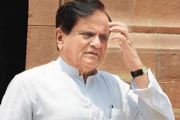 અમદાવાદઃ લોકસભા ચૂંટણી 2019ની તૈયારીઓને લઈ સોમવારે કોંગ્રેસની વિસ્તૃત કારોબારી મળી હતી. આ કારોબારીમાં ઉપસ્થિત રહેલા કોંગ્રેસના સિનિયર નેતા અને રાજ્યસભા સાંસદ અહમદ પટેલે કાર્યકરોને માર્ગદર્શન આપ્યું હતું.