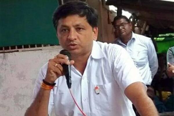 બીજી તરફ અલ્પેશ ઠાકોરના સાથી અને બાયડના ધારાસભ્ય ધવલસિંહ ઝાલા હાજર રહ્યા હતા. ધવલસિંહ હાજર રહી શકે તો અલ્પેશ અને ભરતજી ઠાકોર કેમ હાજર ના રહી શકે એવો સવાલ પણ કોંગ્રેસની આ બેઠકમાં પૂછાતો હતો પણ કોંગ્રેસના નેતાઓએ ચૂપકીદી સાધી હતી.