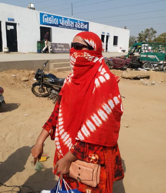 આ અંગેની વિગતો એવી છે કે, ગોમતીપુર પોલીસ સ્ટેશનમાં કોન્સ્ટેબલ તરીકે ફરજ બજાવતા મહેશ પરમાર પ્રિયા(નામ બદલ્યું છે)ના સંપર્કમાં યુવતીના છૂટાછેડાની મેટરને લઈને આવ્યો હતો. આ સમયે કોન્સ્ટેબલે પ્રિયાને મદદ કરી હતી. દરમિયાન બંને એકબીજાની નજીક આવ્યા હતા અને બંને વચ્ચે મિત્રતા થતાં કોન્સ્ટેબલ યુવતી સાથે લિવ-ઇનમાં રહેવા લાગ્યો હતો. તેની સાથે યુવતીના બાળકો પણ રહેતા હતા. 