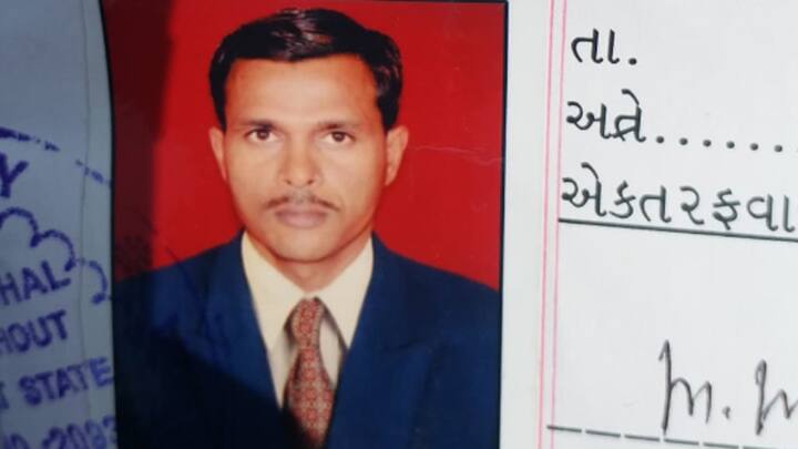 છેલ્લા નવ વર્ષથી લિવ-ઇનમાં રહેતા કોન્સ્ટેબલે પ્રિયાને લગ્નની લાલચ આપીને શારીરિક સંબંધ પણ બાંધવાના શરૂ કરી દીધા હતા. તેમજ યુવતીનો અશ્લીલ વીડિયો પણ ઉતારી લીધો હતો. બંને વચ્ચે ઝઘડો થતાં કોન્સ્ટેબલે અશ્લીલ વીડિયો અને ઝઘડાના વીડિયોની ક્લિપની પ્રિન્ટ યુવતીની દુકાન બહાર મૂકી દીધી હતી. યુવતીએ નિકોલ પોલીસ સ્ટેશનમાં આ અંગે ફરિયાદ કરી છે. 