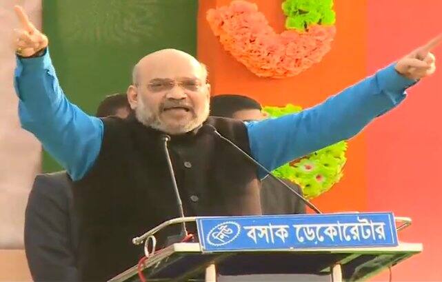 અમિત શાહે રોજગારીના મામલે પણ મમતા બેનર્જી પર નિશાન સાધ્યું હતું. શાહે કહ્યું, ઔદ્યોગિક રોજગાર મામલે બંગાળ 100માંથી 32ને રોજગાર આપતું હતું, પરંતુ હવે આ આંકડો 4 પર પહોંચી ગયો છે. અમિત શાહે આરોપ લગાવ્યો કે મમતા બેનર્જીએ બેરોજગારોની ફોજ ઉભી કરવાનું કામ કર્યું છે. સાથે જ તૃણમૂલ કૉંગ્રેસે બંગાળને કંગાળ બનાવવાનું કામ કર્યું છે.