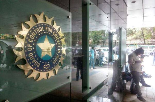 સીઓએના અધ્યક્ષ વિનોદરાયે ઓસ્ટ્રેલિયા સામે ટેસ્ટ અને વન ડે શ્રેણી માટે સંતુલિત ટીમ પસંદ કરવા માટે પસંદગીકર્તાની પ્રશંસા કરી છે. તેમણે કહ્યું કે, ટીમ ઈન્ડિયાએ ઓસ્ટ્રેલિયામાં જે રીતે પ્રદર્શન કર્યું છે તેના પર અમને ગર્વ છે. અમે ક્રિકેટર્સ અને સપોર્ટ સ્ટાફ માટે પહેલા જ રોકડ ઈનામની જાહેરાત કરી હતી અને હવે પસંદગીકર્તાને ઈનામ આપી રહ્યા છીએ.