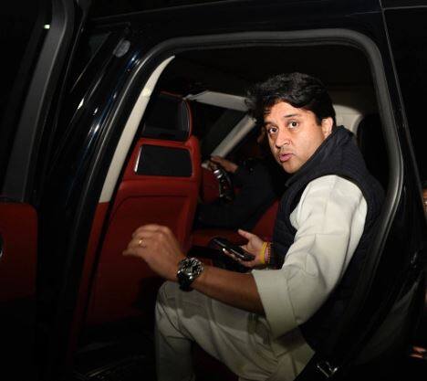 જ્યોતિરાદિત્યએ કહ્યું, અમે અનેક મુદ્દે વાતચીત કરી હતી. ગત વિધાનસભાની ચૂંટણી પ્રચાર દરમિયાન ભાજપે તેમના વિરૂદ્ધ માફ કરો મહારાજ કહીને ચૂંટણી પ્રચાર કર્યો હતો એ પ્રશ્નના જવાબમાં જ્યોતિરાદિત્ય સિંધિયાએ કહ્યું, હું એવો વ્યક્તિ નથી જે આજીવન સંબંધોમાં ખટાસ રાખીને ચાલુ. હું રાત ગઈ બાત ગઈમાં વિશ્વાસ ધરાવુ છું.