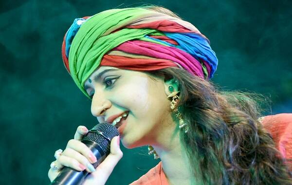 અમદાવાદ: ગુજરાતી ફેમસ સિંગર કિંજલ દવેનું ‘ચાર બંગડીવાળી ગાડી’ સોંગ ઈન્ટરનેટ પરથી હટાવવા તેમજ કોમર્શિયલ કાર્યક્રમમોમાં આ સોંગ ન ગાવાના અમદાવાદની કોમર્શિયલલ કોર્ટના વચગાળાના આદેશને પડકારતી અરજી કિંજલ દવેએ ગુજરાત હાઈકોર્ટમાં જસ્ટિસ હર્ષા દેવાણી અને જસ્ટિસ એ.પી. ઠાકર સમક્ષ કરી છે. આ કેસમાં આજે સુનાવણીની આવે તેવી શક્યતા છે.