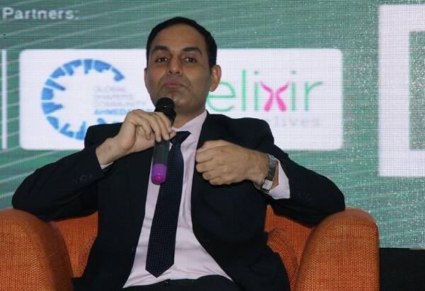 મ્યુનિ. કમિશનર વિજય નહેરા દ્વારા રજૂ કરાયેલા ડ્રાફ્ટ બજેટનું કદ ગત વર્ષના બજેટ કરતાં 1009 કરોડ રૂપિયા વધ્યું છે. કોર્પોરેશને પિરાણાના કચરાના ડુંગરથી સર્જાતા પ્રદૂષણને અટકાવવું પોતાની સામેનો સૌથી મોટો પડકાર ગણાવ્યો છે. બજેટમાં 2020 સુધીમાં અમદાવાદમાં એક હજાર જેટલી ઈલેક્ટ્રીક બસો દોડાવવાનું પણ આયોજન છે.