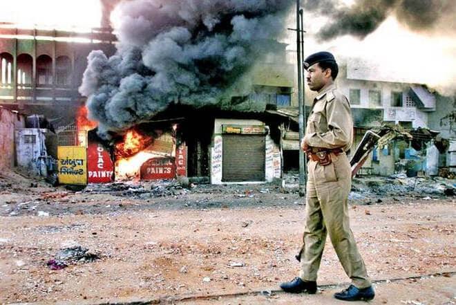 ગોધરા કાંડ બાદ વિશ્વ હિન્દુ પરિષદે બંધનું એલાન આપ્યું હતું. આ દરમિયાન નરોડા પાટિયામાં ભીડ હિંસક બની હતી અને લઘુમતી સમુદાયના લોકો પર હુમલો કરવામાં આવ્યો હતો. બેંચે જણાવ્યું હતું કે, તેમને દોષિત ગણાવવા અંગે શંકા છે. આ મામલામાં હજી ચર્ચા થઇ શકે છે. એટલે તેમણે જામીન આપ્યાં છે.