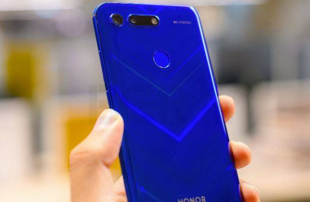 કંપનીએ સ્પેશિયલ Moschino વર્ઝન પણ લોન્ચ કર્યું છે. જેમાં 8GB RAM અને 256GB ઇન્ટરનલ મેમોરી છે. જેની કિંમત 649 યૂરો(લગભગ 52,500 હજાર રૂપિયા)છે.